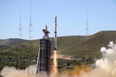 “资源一号”卫星由“长征四号乙”火箭发射
