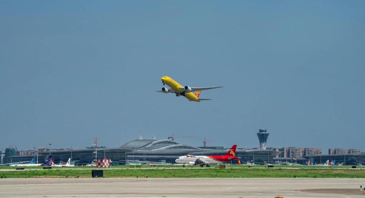 海南航空波音B787客机从长沙黄花国际机场起飞