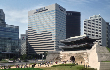 位于韩国首尔南大门附近的新韩银行总部大楼（建于1966年）