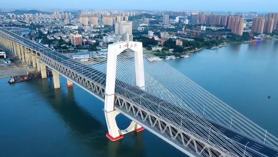 芜湖长江三桥为双塔双索面高低塔钢箱钢桁组合梁斜拉桥