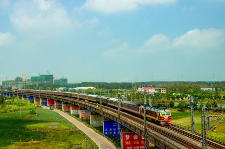 上局合段DF4DK（后期）牵引客车通过淮南淮河大桥