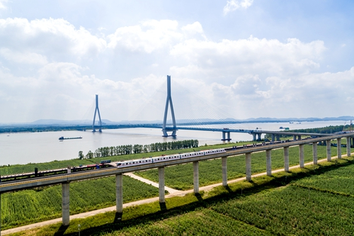 列车行驶在武汉地铁16号线上