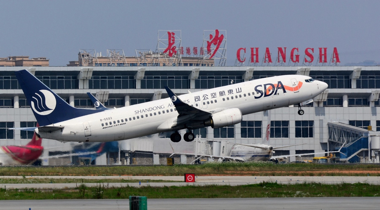 山东航空波音B737（长沙黄花国际机场T1航站楼）