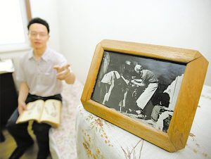 被华益慰从画报上剪下来的白求恩照片