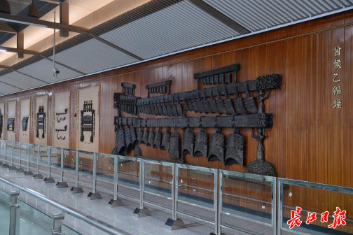 武汉站西广场站站厅艺术墙上的编钟