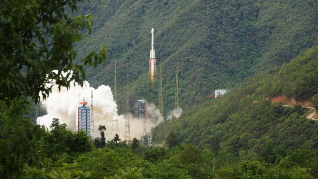 我国首颗中轨宽带通信卫星智慧天网一号01星成功发射 