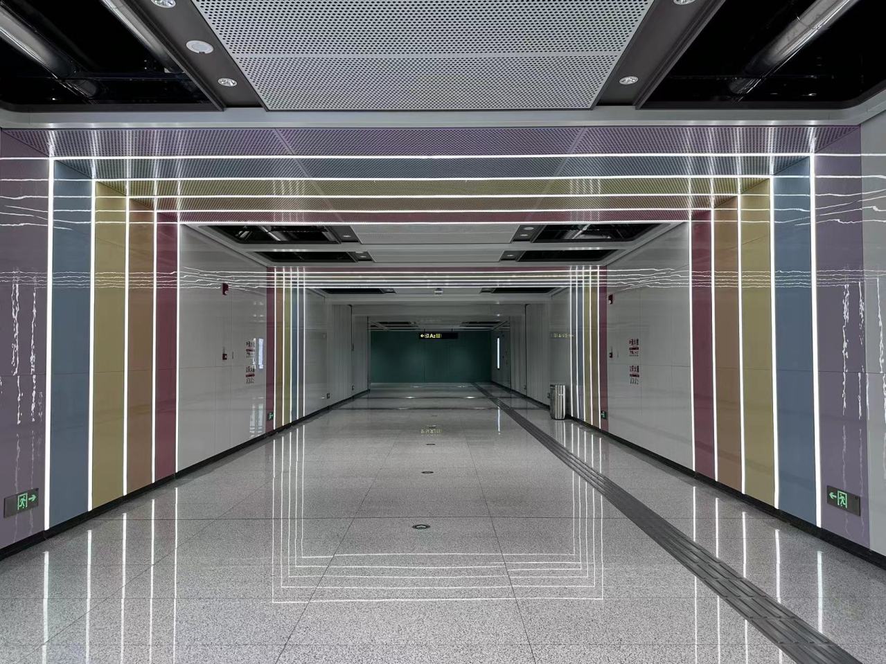 郑州地铁10号线“七彩通道”