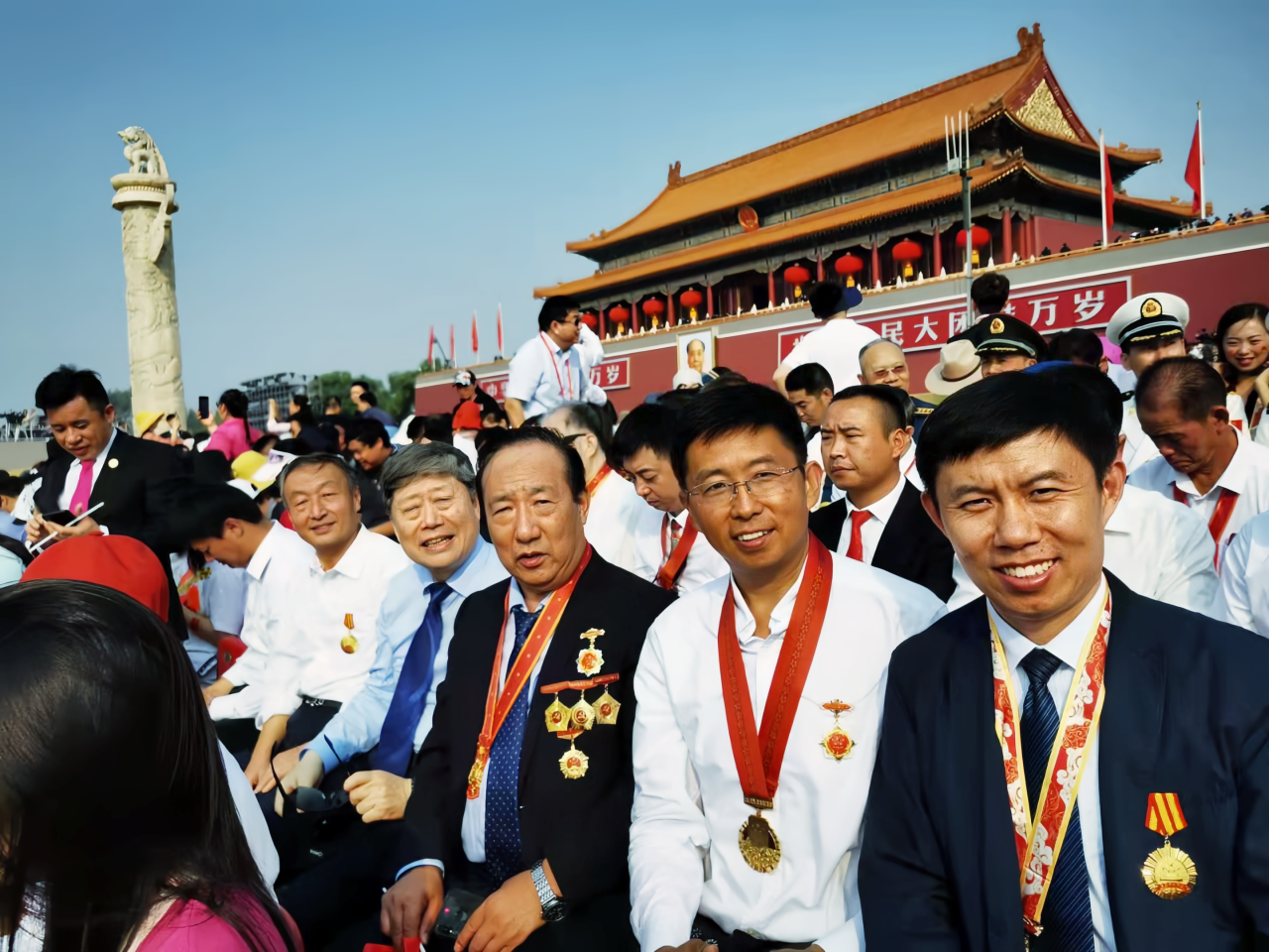 许振超（前排右五）等受邀参加国庆70周年观礼 