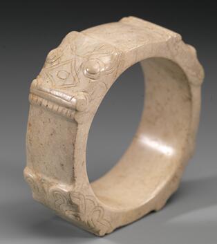 龙首纹玉镯
