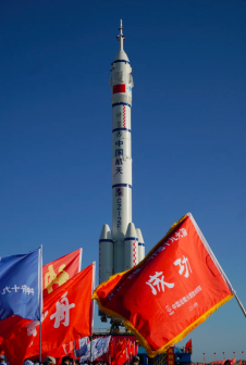 神舟十九号与长征二号F遥十九运载火箭组合体已转运至发射区