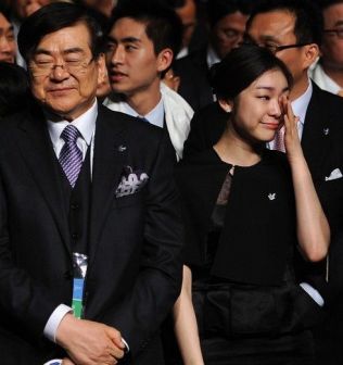 金妍儿动情落泪