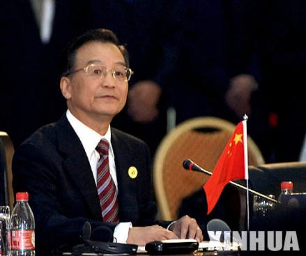 温家宝出席中国－东盟建立对话关系15周年纪念峰会开幕式