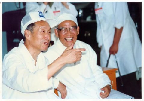 孙敬良（左）和“711”工程总设计师任新民（右）