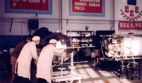 东方红一号卫星组装3
