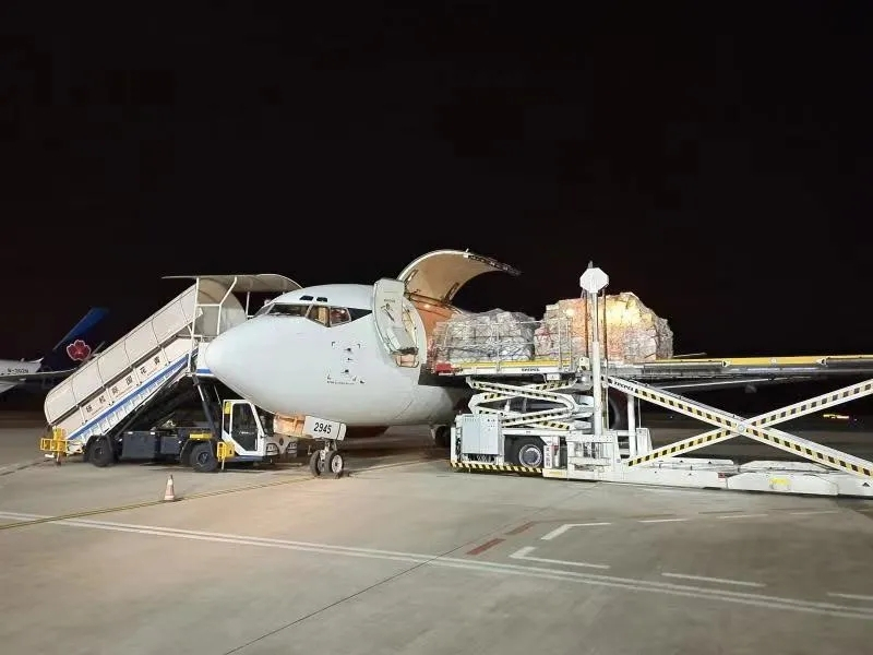 中州航空波音B737-300F货机首航长沙