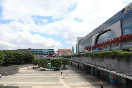 深圳站东侧下沉广场