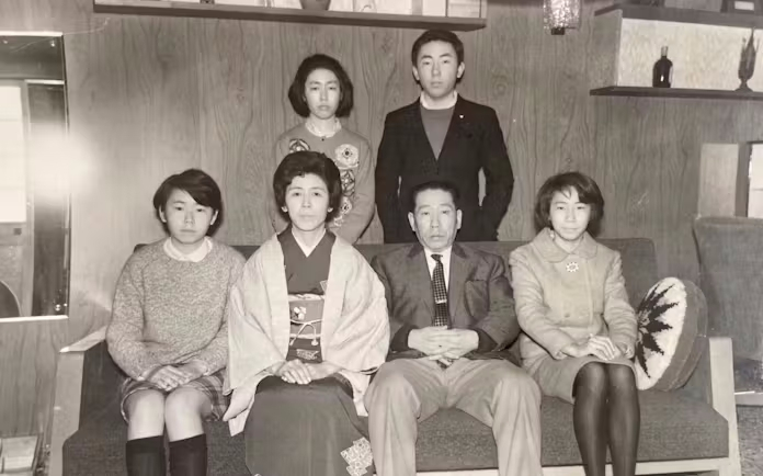 柳井一家合影，第二列身着黑色外套的男性为年轻的柳井正