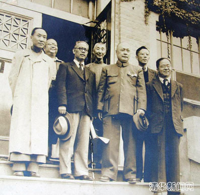 1949年陈毅参观清华大学，潘光旦(左二)