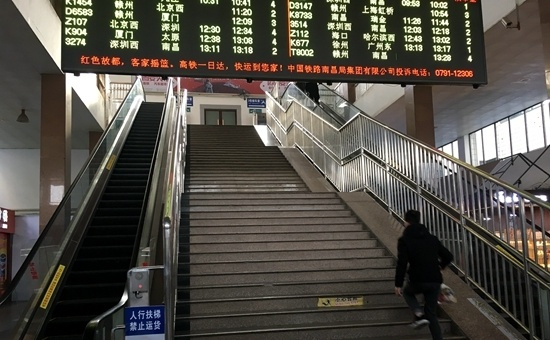 赣州站候车大厅一楼增设的自动扶梯