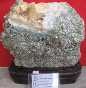 深圳国家地质公园博物馆藏品：  黄铁矿与白云石、水晶共生