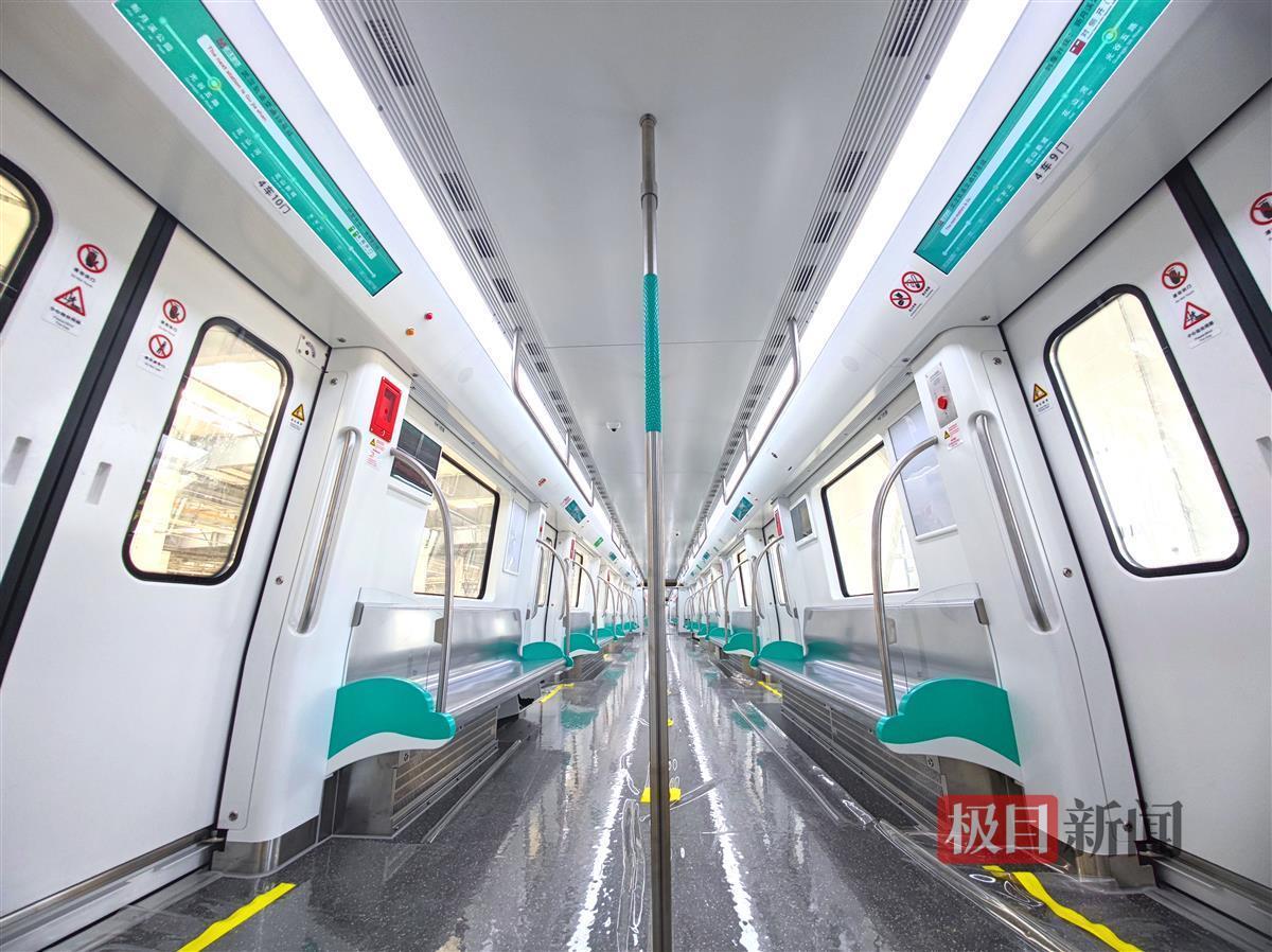 武汉地铁19号线列车座椅两侧挡板为青色江豚