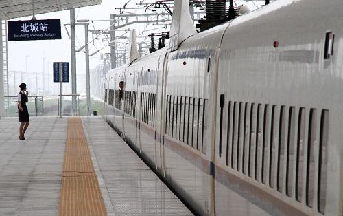 列车停靠在合肥北城站 