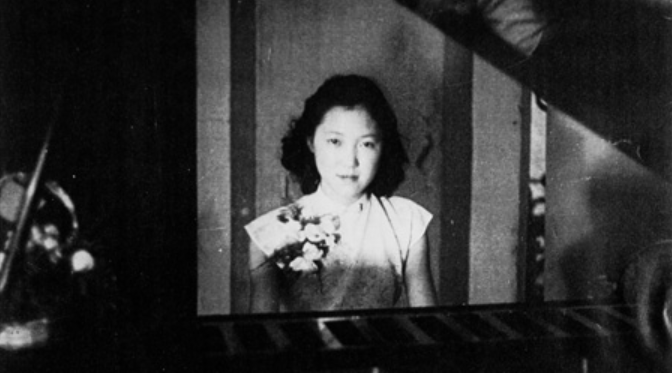 1947年，资中筠留影