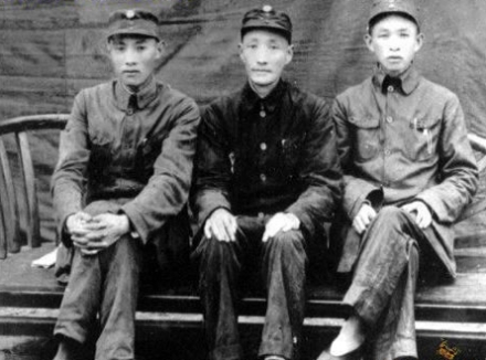 1943年吴仲超（中）王必成（右）江渭清合影 