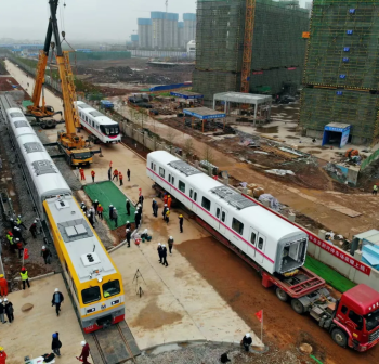 武汉地铁16号线列车运抵东荆河车辆段