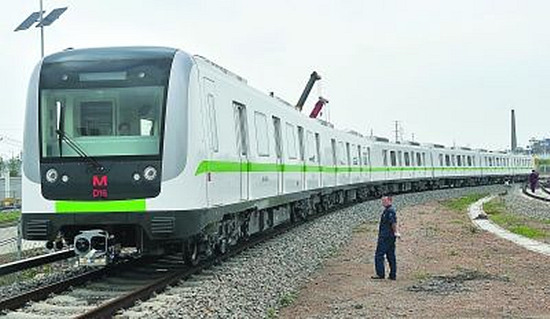 车厢连接处的LED显示屏