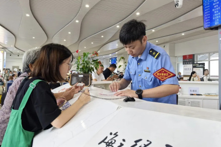 “海之缘”雷锋服务台