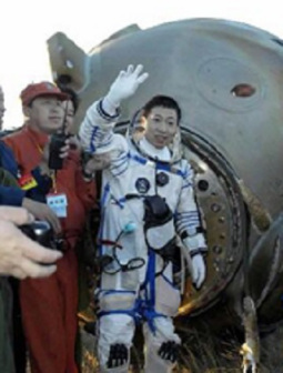 杨利伟出舱1