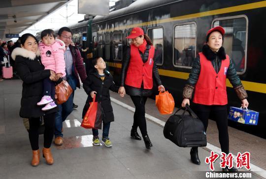 江西新余火车站，志愿者帮助旅客搬运行李 