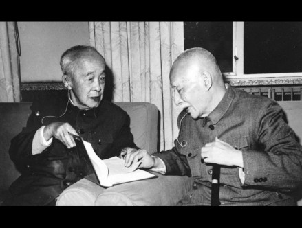 胡愈之（左）与叶圣陶（右）