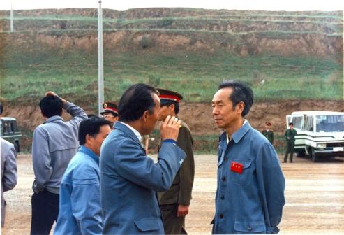 1988年，孙敬良（右）在太原卫星发射中心