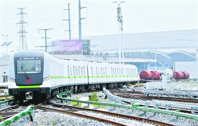 武汉地铁4号线列车驶出青山车辆段