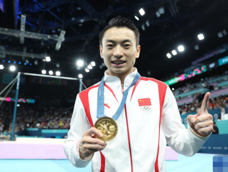 中国选手邹敬园在颁奖仪式上