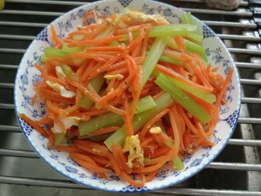 胡萝卜炒西芹