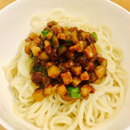 黄瓜肉丁炸酱面