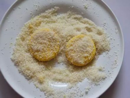 南瓜饼放入面包糠中