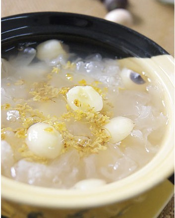 糖桂花鲜莲雪耳羹