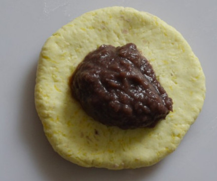 红豆沙放在面饼上