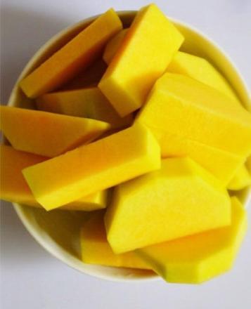 南瓜去皮去籽切薄片