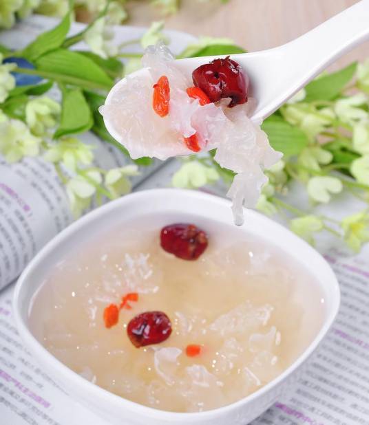糖桂花鲜莲雪耳羹