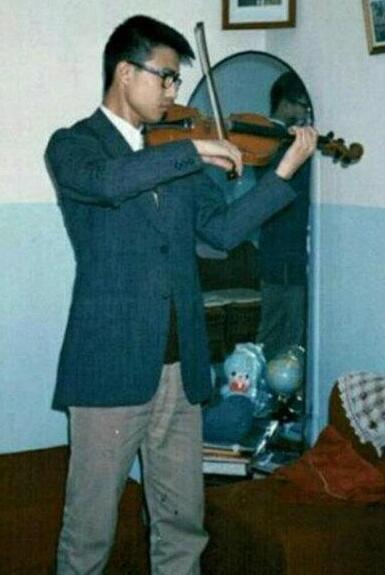 汪峰年轻时候拉小提琴 