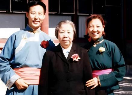 拉苏荣（左）与邓颖超（中）、周秉建（右）合照