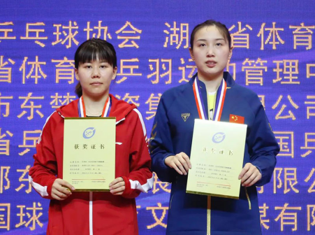 全锦赛女双冠军（左）