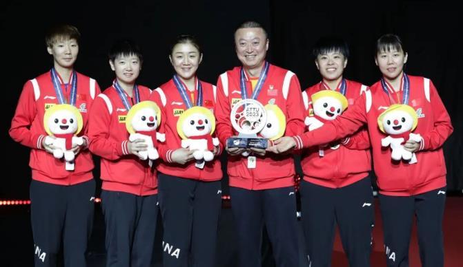 2023年乒乓球亚锦赛女团冠军合影——陈幸同（右一） 