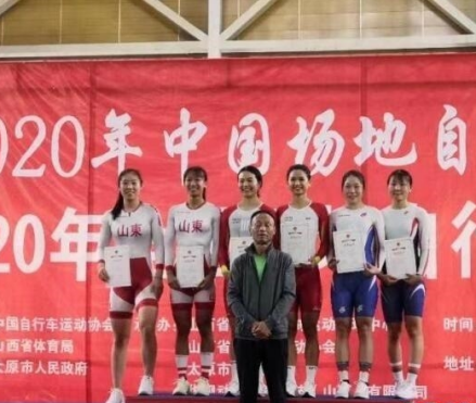 刘佳丽（右三）2020年中国场地自行车联赛第一名