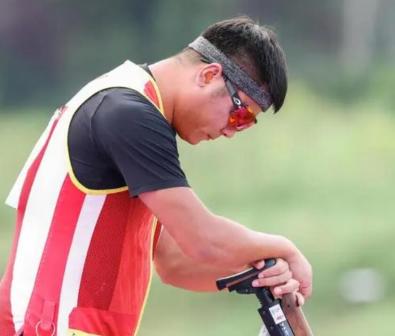 齐迎参加杭州亚运会男子多向飞碟比赛